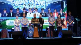 SAMBUTAN : Gubernur Kalteng Agustiar Sabran saat memberikan sambutan pada Huma Betang Night dalam rangka Hari Bhayangkara ke-80 di Bundaran Besar Palangka Raya, Sabtu malam (4/7/2026).