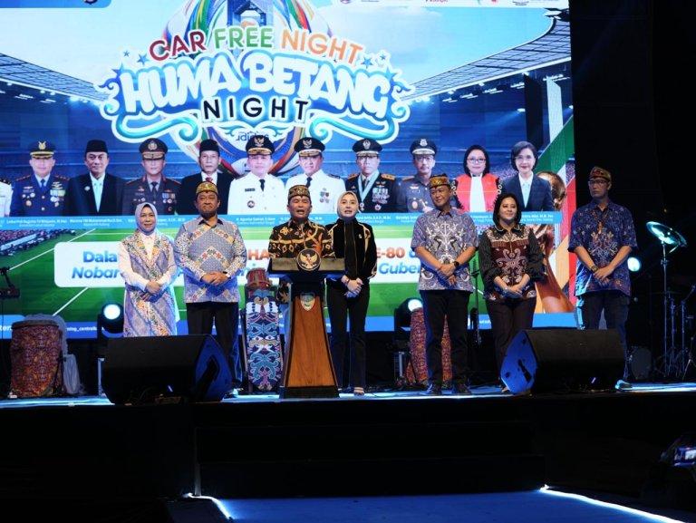 SAMBUTAN : Gubernur Kalteng Agustiar Sabran saat memberikan sambutan pada Huma Betang Night dalam rangka Hari Bhayangkara ke-80 di Bundaran Besar Palangka Raya, Sabtu malam (4/7/2026).