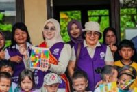 MENDISTRIBUSIKAN : Ketua Tim Pembina Posyandu Kabupaten Lamandau, Norol Latifah Rizky, saat mendistribusikan bantuan Desa Rimba Jaya dan Desa Batu Hambawang, Kecamatan Sematu Jaya, Senin (27/7/2026).