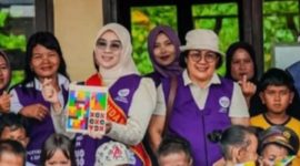 MENDISTRIBUSIKAN : Ketua Tim Pembina Posyandu Kabupaten Lamandau, Norol Latifah Rizky, saat mendistribusikan bantuan Desa Rimba Jaya dan Desa Batu Hambawang, Kecamatan Sematu Jaya, Senin (27/7/2026).