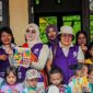 MENDISTRIBUSIKAN : Ketua Tim Pembina Posyandu Kabupaten Lamandau, Norol Latifah Rizky, saat mendistribusikan bantuan Desa Rimba Jaya dan Desa Batu Hambawang, Kecamatan Sematu Jaya, Senin (27/7/2026).