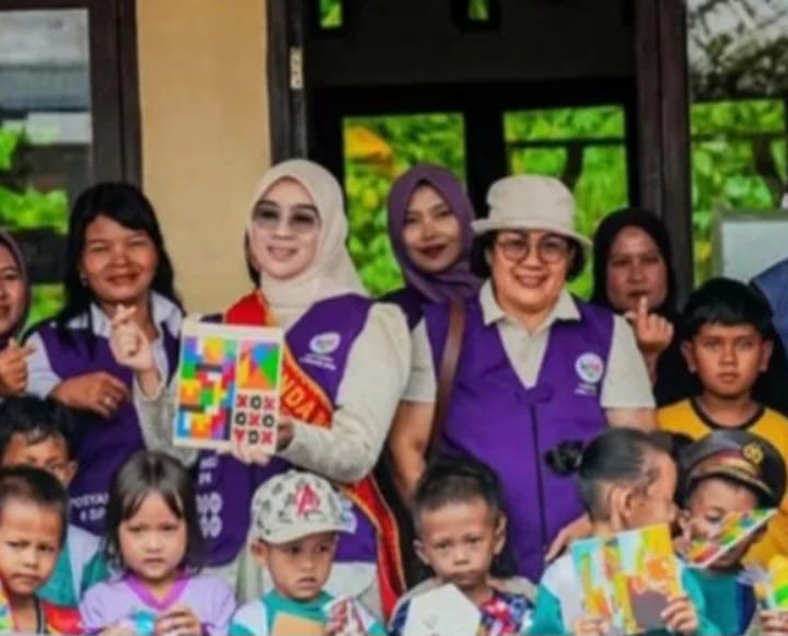 MENDISTRIBUSIKAN : Ketua Tim Pembina Posyandu Kabupaten Lamandau, Norol Latifah Rizky, saat mendistribusikan bantuan Desa Rimba Jaya dan Desa Batu Hambawang, Kecamatan Sematu Jaya, Senin (27/7/2026).
