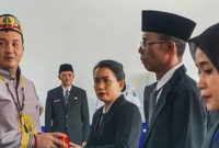 SERAHKAN : Bupati Lamandau Rizky Aditya Putra, menyerahan SK Kepala Sekolah yang dilaksanakan di Aula Balai Pelatihan Guru Dinas Pendidikan dan Kebudayaan Kabupaten Lamandau, Rabu (29/7/2026).