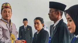 SERAHKAN : Bupati Lamandau Rizky Aditya Putra, menyerahan SK Kepala Sekolah yang dilaksanakan di Aula Balai Pelatihan Guru Dinas Pendidikan dan Kebudayaan Kabupaten Lamandau, Rabu (29/7/2026).