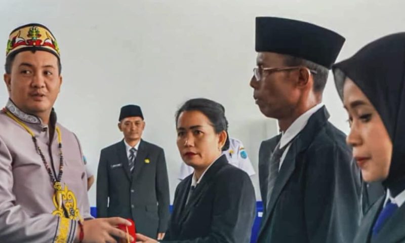 SERAHKAN : Bupati Lamandau Rizky Aditya Putra, menyerahan SK Kepala Sekolah yang dilaksanakan di Aula Balai Pelatihan Guru Dinas Pendidikan dan Kebudayaan Kabupaten Lamandau, Rabu (29/7/2026).