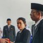 SERAHKAN : Bupati Lamandau Rizky Aditya Putra, menyerahan SK Kepala Sekolah yang dilaksanakan di Aula Balai Pelatihan Guru Dinas Pendidikan dan Kebudayaan Kabupaten Lamandau, Rabu (29/7/2026).