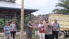SERAHKAN: Kapolsubsektor Telaga Antang Ipda Yoyo Prasetyo, S.Sos saat menyerahkan bantuan batako dan semen untuk pembangunan Masjid Al-Jami di Desa Tumbang Boloi, Kecamatan Telaga Antang, Kabupaten Kotawaringin Timur, Jumat (14/8).