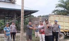 Sambut HUT RI Ke-81, Kapolsubsektor Telaga Antang Bantu Tuntaskan Pembangunan Masjid Al-Jami di Tumbang Boloi