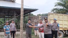 SERAHKAN: Kapolsubsektor Telaga Antang Ipda Yoyo Prasetyo, S.Sos saat menyerahkan bantuan batako dan semen untuk pembangunan Masjid Al-Jami di Desa Tumbang Boloi, Kecamatan Telaga Antang, Kabupaten Kotawaringin Timur, Jumat (14/8).