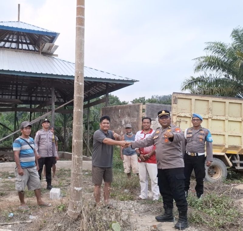 SERAHKAN: Kapolsubsektor Telaga Antang Ipda Yoyo Prasetyo, S.Sos saat menyerahkan bantuan batako dan semen untuk pembangunan Masjid Al-Jami di Desa Tumbang Boloi, Kecamatan Telaga Antang, Kabupaten Kotawaringin Timur, Jumat (14/8).
