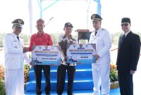 SERAHKAN : Bupati Lamandau Rizky Aditya Putra bersama Wakil Bupati Lamandau Abdul Hamid, didampingi Kepala Diskominfostandi Kabupaten Lamandau, Menyerahkan bantuan secara simbolis perangkat Starlink usai peringatan Kemerdekaan Republik Indonesia di halaman Kantor Bupati Lamandau, Senin (17/8/2026).