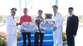 SERAHKAN : Bupati Lamandau Rizky Aditya Putra bersama Wakil Bupati Lamandau Abdul Hamid, didampingi Kepala Diskominfostandi Kabupaten Lamandau, Menyerahkan bantuan secara simbolis perangkat Starlink usai peringatan Kemerdekaan Republik Indonesia di halaman Kantor Bupati Lamandau, Senin (17/8/2026).