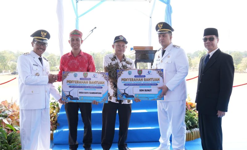 SERAHKAN : Bupati Lamandau Rizky Aditya Putra bersama Wakil Bupati Lamandau Abdul Hamid, didampingi Kepala Diskominfostandi Kabupaten Lamandau, Menyerahkan bantuan secara simbolis perangkat Starlink usai peringatan Kemerdekaan Republik Indonesia di halaman Kantor Bupati Lamandau, Senin (17/8/2026).
