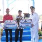 SERAHKAN : Bupati Lamandau Rizky Aditya Putra bersama Wakil Bupati Lamandau Abdul Hamid, didampingi Kepala Diskominfostandi Kabupaten Lamandau, Menyerahkan bantuan secara simbolis perangkat Starlink usai peringatan Kemerdekaan Republik Indonesia di halaman Kantor Bupati Lamandau, Senin (17/8/2026).