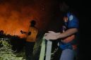 KARHUTLA : Tim dari BPBD saat melakukan pemadaman api saat kebakaran lahan pada malam hari belum lama ini.