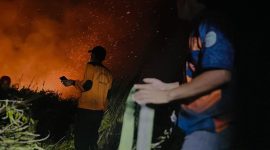 KARHUTLA : Tim dari BPBD saat melakukan pemadaman api saat kebakaran lahan pada malam hari belum lama ini.