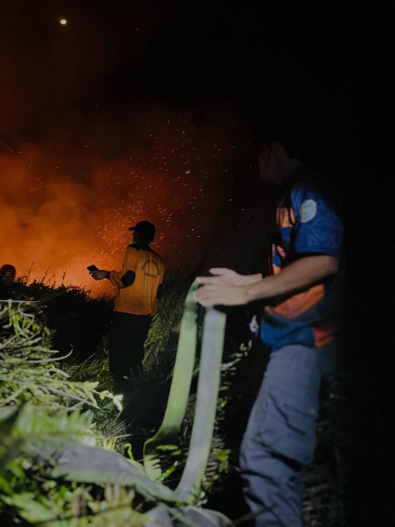 KARHUTLA : Tim dari BPBD saat melakukan pemadaman api saat kebakaran lahan pada malam hari belum lama ini.