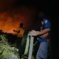 KARHUTLA : Tim dari BPBD saat melakukan pemadaman api saat kebakaran lahan pada malam hari belum lama ini.