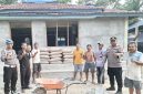 SERAHKAN : Kapolsubsektor Telaga Antang Ipda Yoyo Prasetyo, S.Sos., langsung menyerahkan bantuan semen untuk mendukung renovasi total Masjid Nurhasanah di Desa Tukang Langit, Kecamatan Telaga Antang, Rabu (5/8/2026).