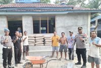 SERAHKAN : Kapolsubsektor Telaga Antang Ipda Yoyo Prasetyo, S.Sos., langsung menyerahkan bantuan semen untuk mendukung renovasi total Masjid Nurhasanah di Desa Tukang Langit, Kecamatan Telaga Antang, Rabu (5/8/2026).