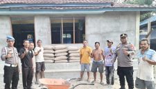SERAHKAN : Kapolsubsektor Telaga Antang Ipda Yoyo Prasetyo, S.Sos., langsung menyerahkan bantuan semen untuk mendukung renovasi total Masjid Nurhasanah di Desa Tukang Langit, Kecamatan Telaga Antang, Rabu (5/8/2026).
