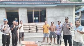 SERAHKAN : Kapolsubsektor Telaga Antang Ipda Yoyo Prasetyo, S.Sos., langsung menyerahkan bantuan semen untuk mendukung renovasi total Masjid Nurhasanah di Desa Tukang Langit, Kecamatan Telaga Antang, Rabu (5/8/2026).