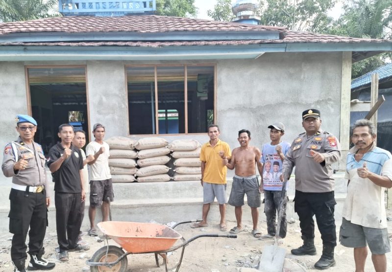 SERAHKAN : Kapolsubsektor Telaga Antang Ipda Yoyo Prasetyo, S.Sos., langsung menyerahkan bantuan semen untuk mendukung renovasi total Masjid Nurhasanah di Desa Tukang Langit, Kecamatan Telaga Antang, Rabu (5/8/2026).