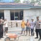 SERAHKAN : Kapolsubsektor Telaga Antang Ipda Yoyo Prasetyo, S.Sos., langsung menyerahkan bantuan semen untuk mendukung renovasi total Masjid Nurhasanah di Desa Tukang Langit, Kecamatan Telaga Antang, Rabu (5/8/2026).