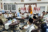 BERKUMPUL : Gubernur Kalimantan Tengah Agustiar Sabran, Berkumpul usai melaksanakan salat subuh berjamaah bersama pengurus organisasi masyarakat Islam di Musala Rumah Jabatan Gubernur, Jumat (3/7/2026).