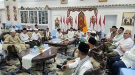 BERKUMPUL : Gubernur Kalimantan Tengah Agustiar Sabran, Berkumpul usai melaksanakan salat subuh berjamaah bersama pengurus organisasi masyarakat Islam di Musala Rumah Jabatan Gubernur, Jumat (3/7/2026).