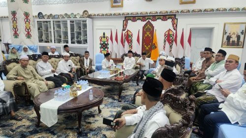 BERKUMPUL : Gubernur Kalimantan Tengah Agustiar Sabran, Berkumpul usai melaksanakan salat subuh berjamaah bersama pengurus organisasi masyarakat Islam di Musala Rumah Jabatan Gubernur, Jumat (3/7/2026).