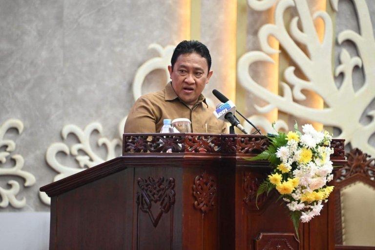 PIDATO : Wagub Kalteng Edy Pratowo saat menyampaikan pidato saat Rapat Paripurna ke-5 Masa Persidangan III Tahun Sidang 2026 yang digelar di Ruang Rapat Paripurna DPRD Provinsi Kalteng, Senin (6/7/2026).
