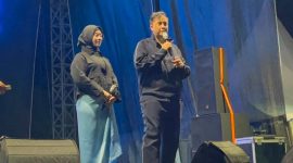 SAMBUTAN : Bupati Lamandau Rizky Aditya Putra, menyampaikan sambutan saat Konser Pesta Rakyat dalam rangka Hari Jadi ke-24 Kabupaten Lamandau, Sabtu (1/8/2026).