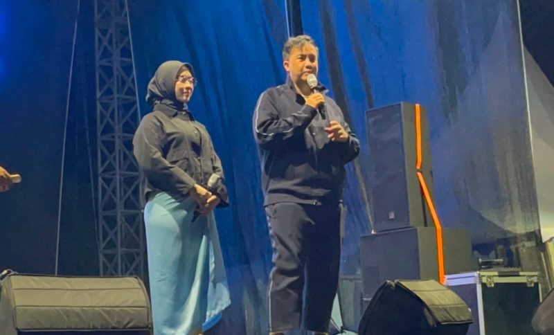 SAMBUTAN : Bupati Lamandau Rizky Aditya Putra, menyampaikan sambutan saat Konser Pesta Rakyat dalam rangka Hari Jadi ke-24 Kabupaten Lamandau, Sabtu (1/8/2026).