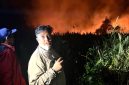 MEMANTAU ; Bupati Lamandau Rizky Aditya Putra turun langsung memantau lokasi kebakaran lahan belum lama ini.
