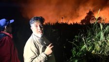 MEMANTAU ; Bupati Lamandau Rizky Aditya Putra turun langsung memantau lokasi kebakaran lahan belum lama ini.
