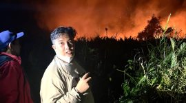 MEMANTAU ; Bupati Lamandau Rizky Aditya Putra turun langsung memantau lokasi kebakaran lahan belum lama ini.
