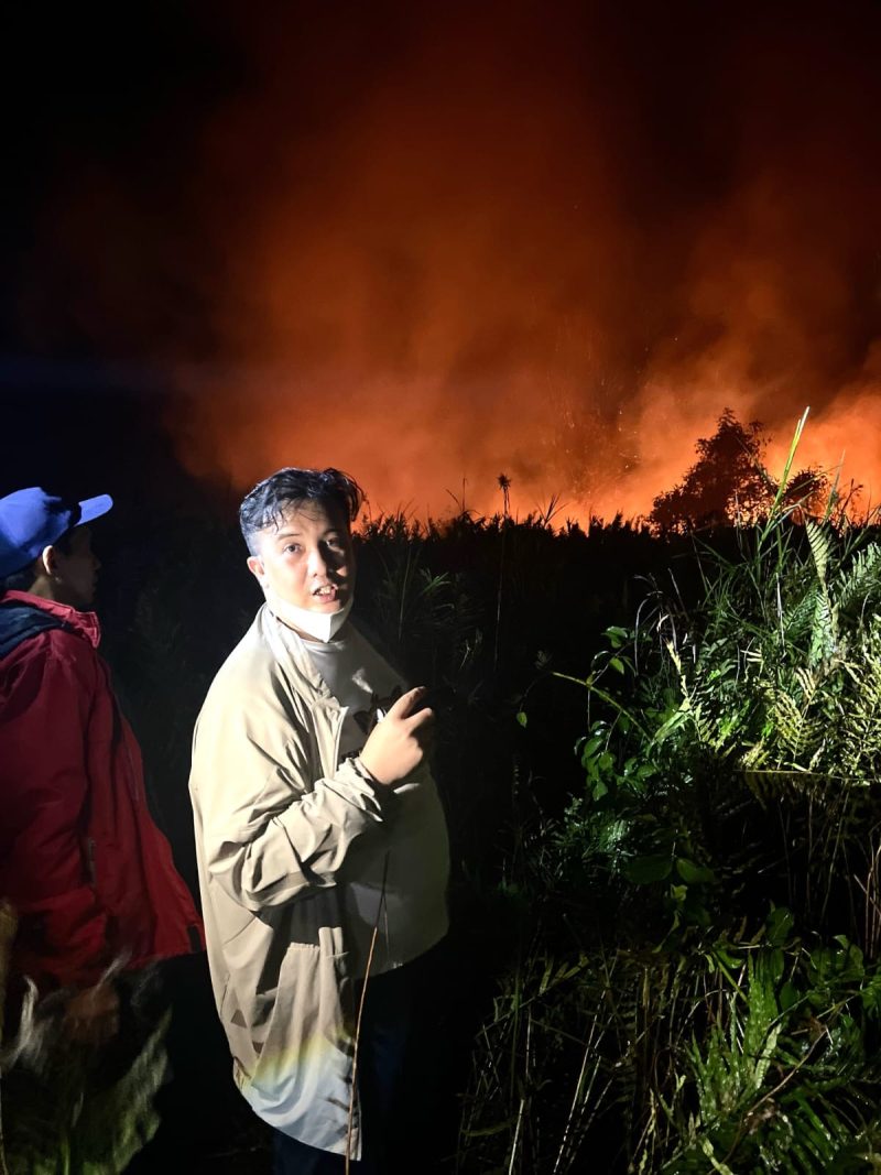 MEMANTAU ; Bupati Lamandau Rizky Aditya Putra turun langsung memantau lokasi kebakaran lahan belum lama ini.
