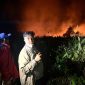 MEMANTAU ; Bupati Lamandau Rizky Aditya Putra turun langsung memantau lokasi kebakaran lahan belum lama ini.
