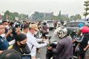 BAGIKAN : Gubernur Kalteng Agustiar Sabran saat membagikan masker kepada masyarakat yang melintas di depan Istana Isen Mulang, kawasan Bundaran Besar Talawang, Palangka Raya, Minggu (13/9/2026).