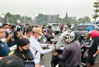 BAGIKAN : Gubernur Kalteng Agustiar Sabran saat membagikan masker kepada masyarakat yang melintas di depan Istana Isen Mulang, kawasan Bundaran Besar Talawang, Palangka Raya, Minggu (13/9/2026).