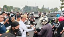 BAGIKAN : Gubernur Kalteng Agustiar Sabran saat membagikan masker kepada masyarakat yang melintas di depan Istana Isen Mulang, kawasan Bundaran Besar Talawang, Palangka Raya, Minggu (13/9/2026).