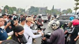 BAGIKAN : Gubernur Kalteng Agustiar Sabran saat membagikan masker kepada masyarakat yang melintas di depan Istana Isen Mulang, kawasan Bundaran Besar Talawang, Palangka Raya, Minggu (13/9/2026).