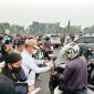 BAGIKAN : Gubernur Kalteng Agustiar Sabran saat membagikan masker kepada masyarakat yang melintas di depan Istana Isen Mulang, kawasan Bundaran Besar Talawang, Palangka Raya, Minggu (13/9/2026).