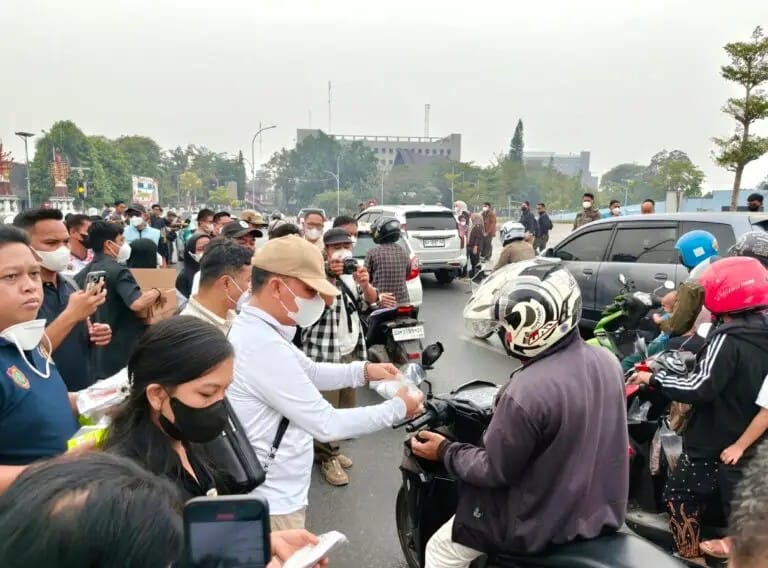 BAGIKAN : Gubernur Kalteng Agustiar Sabran saat membagikan masker kepada masyarakat yang melintas di depan Istana Isen Mulang, kawasan Bundaran Besar Talawang, Palangka Raya, Minggu (13/9/2026).
