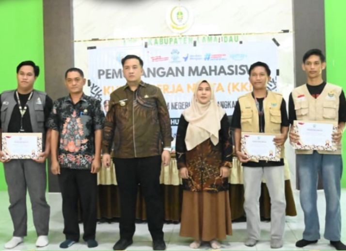MELEPAS : Bupati Lamandau Rizky Aditya Putra, saat menghadiri sekaligus melepas mahasiswa KKN UIN Palangka Raya Tahun 2026 di Kecamatan Bulik dan Sematu Jaya, Jumat (28/8).