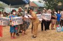 SALURKAN : Gubernur Kalteng H. Agustiar Sabran sat turun langsung menyalurkan bantuan kepada warga di Kelurahan Sei Gohong, Kota Palangka Raya, Senin (15/9/2026).