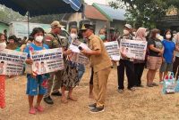 SALURKAN : Gubernur Kalteng H. Agustiar Sabran sat turun langsung menyalurkan bantuan kepada warga di Kelurahan Sei Gohong, Kota Palangka Raya, Senin (15/9/2026).