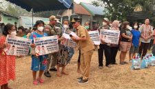 SALURKAN : Gubernur Kalteng H. Agustiar Sabran sat turun langsung menyalurkan bantuan kepada warga di Kelurahan Sei Gohong, Kota Palangka Raya, Senin (15/9/2026).