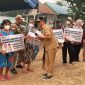 SALURKAN : Gubernur Kalteng H. Agustiar Sabran sat turun langsung menyalurkan bantuan kepada warga di Kelurahan Sei Gohong, Kota Palangka Raya, Senin (15/9/2026).